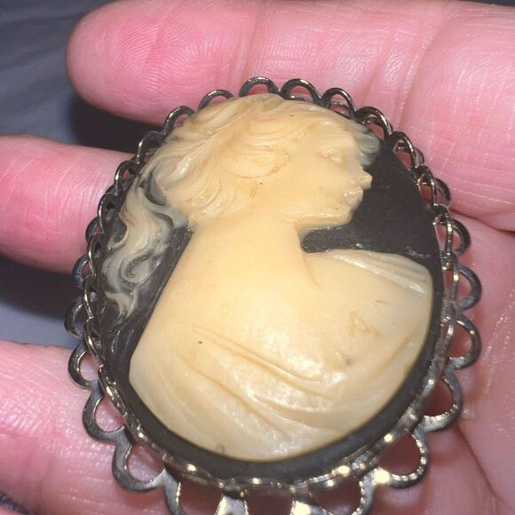 Vintage Stunning Carved Black and Cream Large Cameo Brooch - Picture 5 of 9